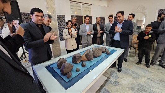 رونمایی از شهابسنگ آکوندریت در دومین جشنواره شهابسنگ و گوهرسنگ زرند