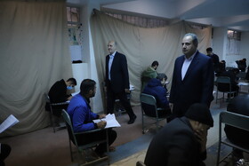 اسفندیار صادقی، مدیر کل آموزش و پرورش آذربایجان شرقی و خسرو کنعانی، رئیس جهاد دانشگاهی در برگزاری آزمون استخدامی سرایداری آموزش و پرورش در تبریز