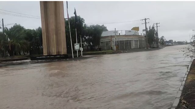 تداوم بارندگی در بم؛ ورود آب به بخش‌هایی از شهر و انسداد یک مسیر روستایی