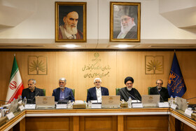 محمدرضا عارف، معاون اول رییس جمهور، سید عباس صالحی، وزیر فرهنگ و ارشاد اسلامی، علیرضا کاظمی، وزیر آموزش و پرورش،  آیت الله محقق داماد و نجفقلی حبیبی، اعضای هیات امنای سازمان اسناد و کتابخانه ملی در جلسه این سازمان