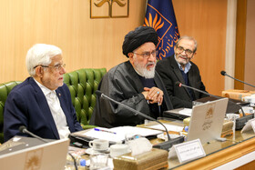 محمدرضا عارف، معاون اول رییس جمهور، آیت الله محقق داماد و نجفقلی حبیبی، اعضای هیات امنای سازمان اسناد و کتابخانه ملی در جلسه این سازمان