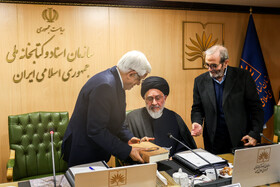 محمدرضا عارف، معاون اول رییس جمهور، آیت الله محقق داماد و نجفقلی حبیبی، اعضای هیات امنای سازمان اسناد و کتابخانه ملی در جلسه این سازمان