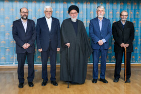 محمدرضا عارف، معاون اول رییس جمهور، سید عباس صالحی، وزیر فرهنگ و ارشاد اسلامی، غلامرضا امیرخانی، رییس، آیت الله محقق داماد و نجفقلی حبیبی، اعضای هیات امنای سازمان اسناد و کتابخانه ملی در جلسه این سازمان