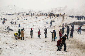 تفریح مردم در ارتفاعات برفی مشهد