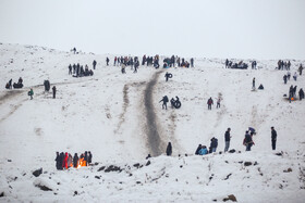 تفریح مردم در ارتفاعات برفی مشهد