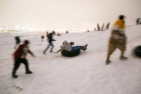 تفریح مردم در ارتفاعات برفی مشهد