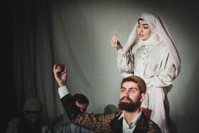 روایت زندگی شهیدان احمدی روشن و خنجری‌فرد در صحنه تئاتر ایلام 