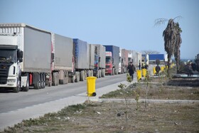 کامیون‌ها از پایانه مرزی آستارا وارد جمهوری آذربایجان می‌شوند