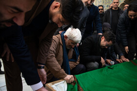 بشیر  معتمدی، فرزند اشرف بروجردی در مراسم تشییع مادرش