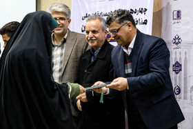 اهدای لوح تقدیر تیم اول، توسط محمد حسین طالبی رئیس سازمان جهاددانشگاهی در مراسم اختتامیه چهاردهمین دوره مناظره دانشجویی استان یزد