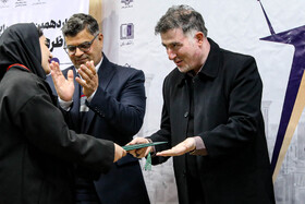 اهدای لوح تقدیر تیم اول، توسط مهدی یزدیان سرپرست دانشگاه علم و هنر در مراسم اختتامیه چهاردهمین دوره مناظره دانشجویی استان یزد