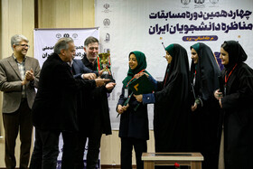 اهدای کاپ قهرمانی توسط مسئولین به تیم ردام، تیم برتر در چهاردهمین دوره مناظره دانشجویی استان یزد