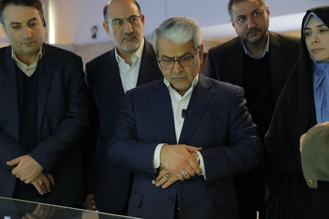 بازدید دبیر هیات دولت از نمایشگاه دستاوردهای صنعت هستهای