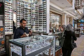 در کنار خریداران محلی، گردشگران نیز برای تجربه فضای پرجنب‌وجوش بازار و خرید به بازار رسولی سر می‌زنند