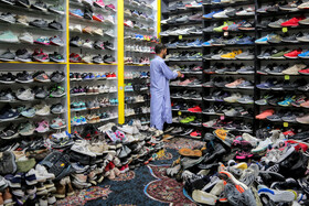 پوشاک استوک و تاناکورا یکی از شاخص‌ترین ویژگی‌های بازار رسولی است؛ بسیاری از خریداران از محله‌ها و حتی شهرهای اطراف برای خرید لباس ارزان‌تر و متنوع‌تر به این بازار مراجعه می‌کنند