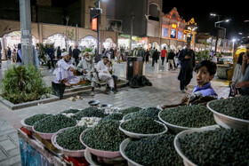 بخشی از پویایی بازار رسولی به حضور دست‌فروش‌ها بازمی‌گردد که در کنار مغازه‌های ثابت، جریان اقتصادی غیررسمی را تقویت می‌کنند