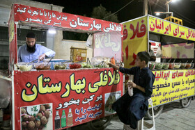 بخشی از پویایی بازار رسولی به حضور دست‌فروش‌ها بازمی‌گردد که در کنار مغازه‌های ثابت، جریان اقتصادی غیررسمی را تقویت می‌کنند