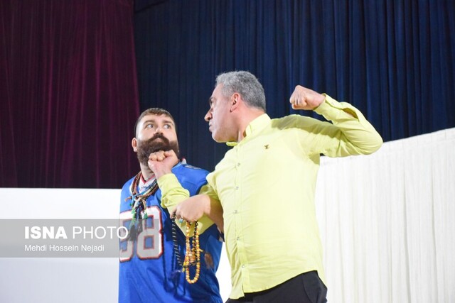 نمایش کمدی «سمیه با من است» در آستارا به روی صحنه رفت