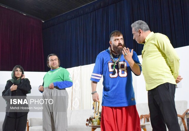 نمایش کمدی «سمیه با من است» در آستارا به روی صحنه رفت