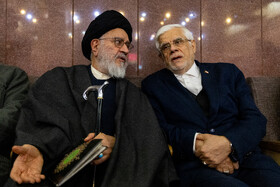 محمدرضا عارف، معاون اول رئیس‌جمهور و سید مصطفی محقق داماد در مراسم یادبود اشرف بروجردی