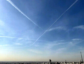 راز خط‌های سفید در آسمان تهران چیست؟/ رد هواپیما یا موشک؟