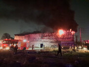 آتش‌سوزی گسترده در کارگاه تولید مواد پلاستیکی جاده ساوه/ مصدومیت یک آتش‌نشان