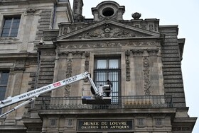 پنجره دردسرساز «لوور» پشت میله‌ها رفت