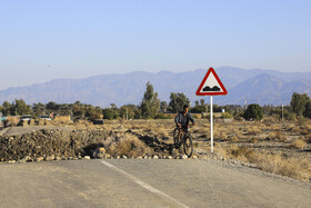  پل مقرب ورودی شهرستان فاریاب پلی که به‌دلیل محدودیت دهانه‌ها و عمق کم، در جریان بارندگی‌ها به یکی از نقاط مسدودکننده مسیر و تجمع سیلاب تبدیل شده و راه به فاریاب مسدود شده است.