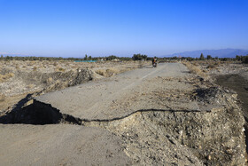  پل مقرب ورودی شهرستان فاریاب پلی که به‌دلیل محدودیت دهانه‌ها و عمق کم، در جریان بارندگی‌ها به یکی از نقاط مسدودکننده مسیر و تجمع سیلاب تبدیل شده و راه به فاریاب مسدود شده است.