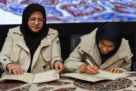 الهام قاسمی، سرپرست معاونت پژوهشی جهاد دانشگاهی واحد اصفهان و نیلوفر ملک، معاون پژوهشی دانشگاه هنر اصفهان در آیین تجلیل از پژوهشگران برتر استان اصفهان