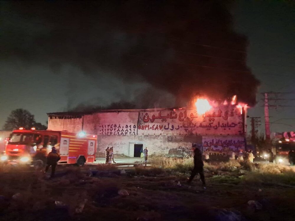 آتش‌سوزی گسترده در کارگاه تولید مواد پلاستیکی جاده ساوه/ مصدومیت یک آتش‌نشان