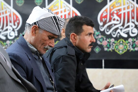 حضور مردم در جلسه شورای اداری بخش فیروزآباد که با حضور منوچهر حبیبی استاندار کرمانشاه و فضل اله رنجبر و محمد رشیدی نمایندگان مجلس برگزار شد