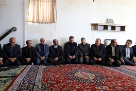 حضور منوچهر حبیبی استاندار کرمانشاه و فضل اله رنجبر و محمد رشیدی نمایندگان مجلس شورای اسلامی در منزل شهید احسان محمدی طهنه از شهدای جنگ 12 روزه