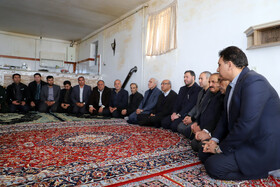 حضور منوچهر حبیبی استاندار کرمانشاه و فضل اله رنجبر و محمد رشیدی نمایندگان مجلس شورای اسلامی در منزل شهید احسان محمدی طهنه از شهدای جنگ 12 روزه