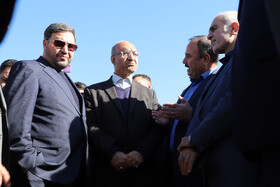 بازدید منوچهر حبیبی استاندار کرمانشاه و محمد رشیدی و فضل اله رنجبر نمایندگان مجلس از مزرعه کاشت زعفران بخش فیروزآباد