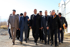 بازدید منوچهر حبیبی  استاندار کرمانشاه و فضل اله رنجبر و محمد رشیدی نمایندگان مجلس از یک مرکز دانش بنیان کشاورزی در بخش فیروزآباد