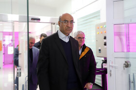 بازدید منوچهر حبیبی استاندار کرمانشاه و نمایندگان مجلس از یک مرکز دانش بنیان کشاورزی در بخش فیروزآباد