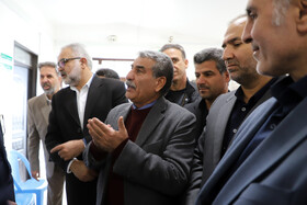 بازدید منوچهر حبیبی استاندار کرمانشاه و نمایندگان مجلس از یک مرکز دانش بنیان کشاورزی در بخش فیروزآباد