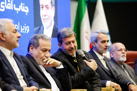  سید عباس عراقچی، وزیر امور خارجه  و مهدی جمالی‌نژاد، استاندار اصفهان در مراسم تبیین سیاست‌های خارجی کشور و شرایط منطقه