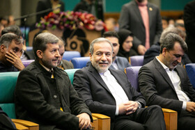 امیر کشانی، رئیس اتاق بازرگانی،  سید عباس عراقچی، وزیر امور خارجه  و مهدی جمالی‌نژاد، استاندار اصفهان در مراسم تبیین سیاست‌های خارجی کشور و شرایط منطقه