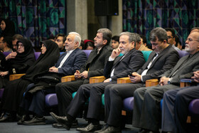 امیر کشانی، رئیس اتاق بازرگانی،  سید عباس عراقچی، وزیر امور خارجه  و مهدی جمالی‌نژاد، استاندار اصفهان در مراسم تبیین سیاست‌های خارجی کشور و شرایط منطقه