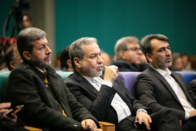 امیر کشانی، رئیس اتاق بازرگانی،  سید عباس عراقچی، وزیر امور خارجه  و مهدی جمالی‌نژاد، استاندار اصفهان در مراسم تبیین سیاست‌های خارجی کشور و شرایط منطقه