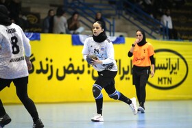 از سرگیری لیگ برتر هندبال زنان بعد از وقفه دوماهه/ سنگ آهن صدرنشین ماند، استقلال باخت
