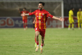 شادی زننده گل دوم تیم فوتبال فولاد خوزستان