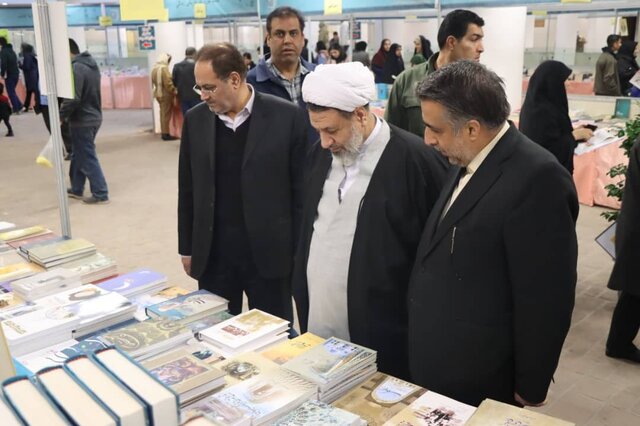 نماینده ولی‌فقیه در استان از نمایشگاه کتاب کرمان بازدید کرد