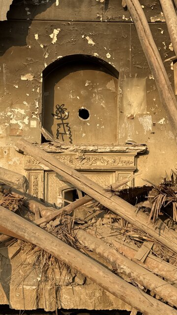 تصاویر بیشتر از خانه‌ای که تخریب آن را جایی گردن نگرفت!