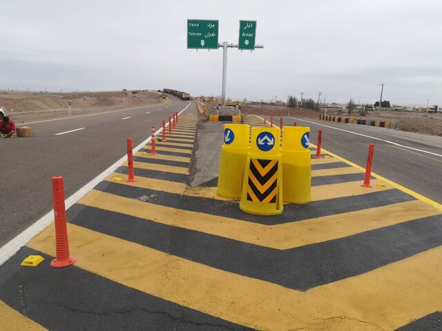 نصب تجهیزات جاده‌ای در محورهای مواصلاتی سیستان و بلوچستان