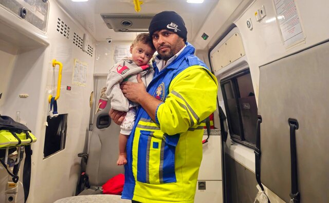 نجات جان کودک لودابی در عملیات نفس‌گیر ۳ ساعته پس از آتش‌سوزی منزل