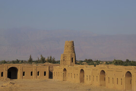 کاروانسرای شفیعآباد ، که قدمتش به دوره قاجاریه برمیگردد، به علت محل قرارگیری آن و همنشینی با کلوتها، از روزگاران قدیم بهعنوان آخرین توقفگاه کاروانها پیش از ورود به کویر بهحساب میآید.