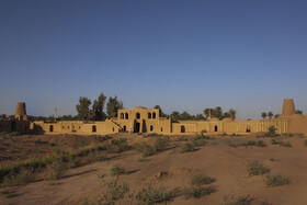 کاروانسرای شفیع‌آباد ، که قدمتش به دوره قاجاریه برمی‌گردد، به علت محل قرارگیری آن و هم‌نشینی با کلوت‌ها، از روزگاران قدیم به‌عنوان آخرین توقفگاه کاروان‌ها پیش از ورود به کویر به‌حساب می‌آید.